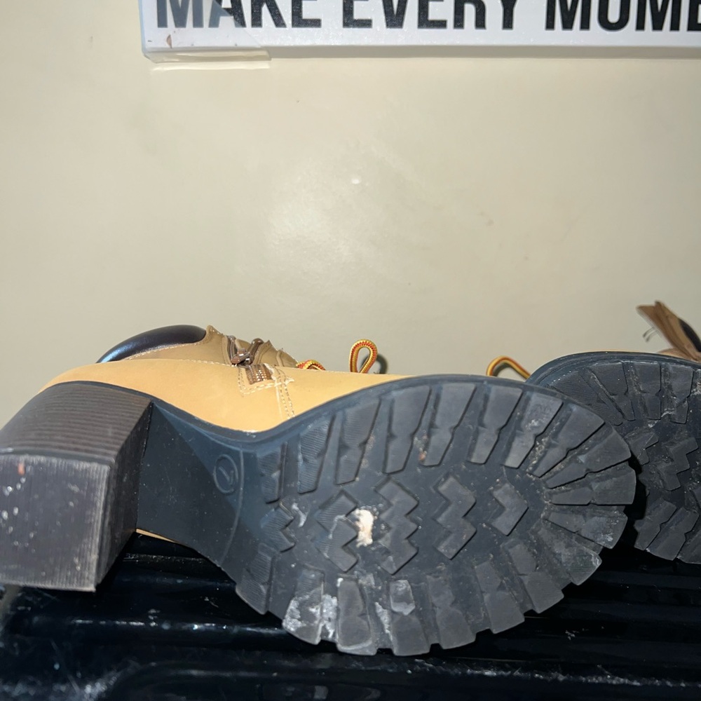 Boots - Picture 4 of 6